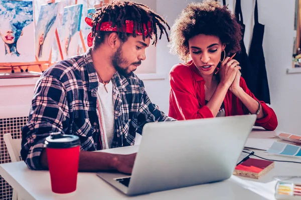 Duktiga kreativa paret som sitter framför laptop arbetar tillsammans — Stockfoto