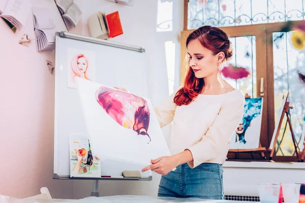 Красивий вчитель мистецтва стоїть біля дошки з мармуровим живописом — стокове фото