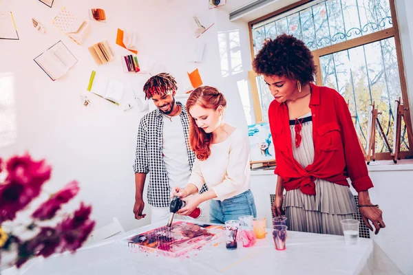 Lockigt kvinna klädd i klänning och röda blus känsla upphetsad — Stockfoto