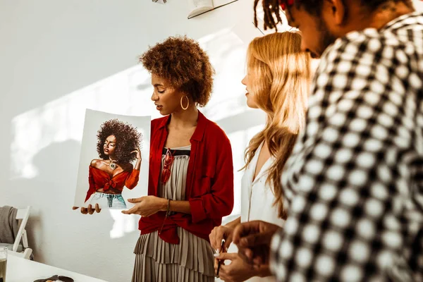 Hombre y mujer mirando bonito retrato hermoso de su amigo — Foto de Stock