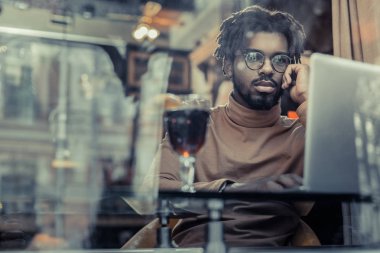 Çalışkan şık adam derin düşünceler içinde olmak