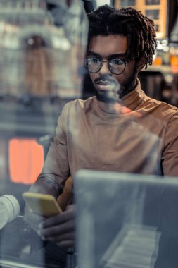 Ciddi erkek kişi ortağından çıkıyor