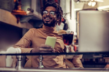 Memnun sakallı serbest meslek sahibi hakkında etkin hafta sonları hayal