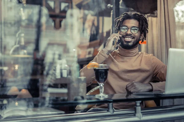 Joyeux jeune homme parlant par téléphone avec plaisir — Photo