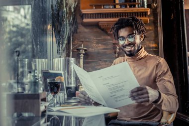 Neşeli sakallı erkek proje sunum için hazırlama