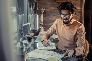 Tür Uluslararası Genç erkek kişi notlar