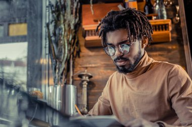 Genç öğrenci için ders görevi tamamlamadan konsantre