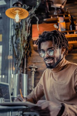 Şirin şık erkek kişi modern proje oluşturma