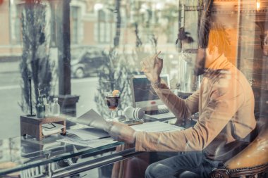 Mutlu genç erkek kişi onun görevi okuma