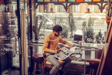 Kahve molası özenli esmer Uluslararası serbest meslek