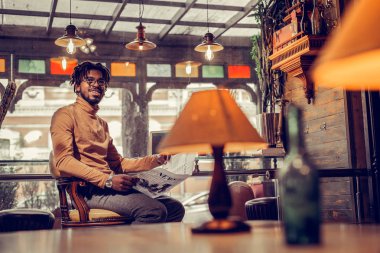 Neşeli sakallı erkek zevk hoş bir atmosfer Cafe