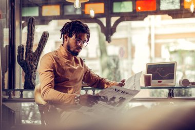 Şok haber dünyada okuma erkek kişi konsantre