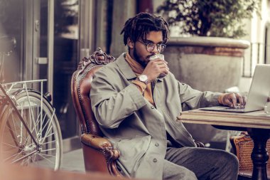 Uluslararası yakışıklı boş zamanlarında zevk