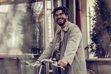 Bisiklete binmek için tür uluslararası öğrenci