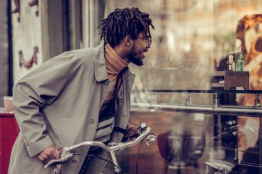 Olumlu memnun öğrenci salonu penceresine bakarak