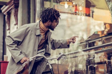 Ürünler yine de cam özenli genç erkek gören