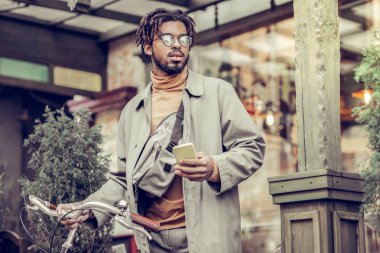 Derin düşünceler içinde olmak ciddi esmer adam