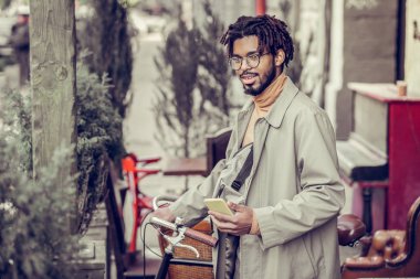 Erkek doğruca kameraya bakarak nasıl sakallı