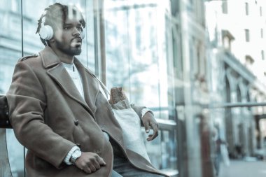 Hayal kırıklığına uğramış genç adam kulaklık müzik dinlemek