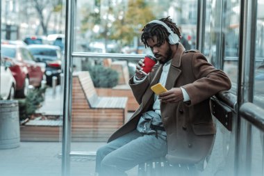 Lezzetli sıcak kahve zevk ciddi genç adam