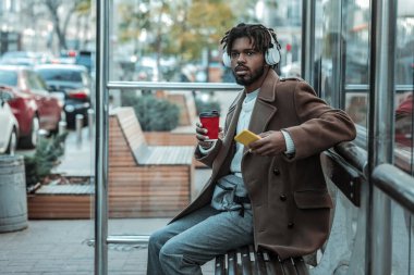 Özenli erkek kişi onun otobüs arıyorsunuz