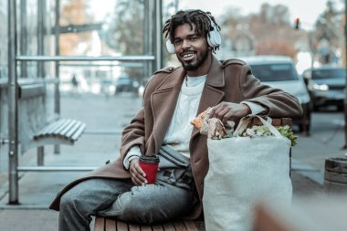 Yürüyüşten sonra geri kalan sahip neşeli uluslararası erkek