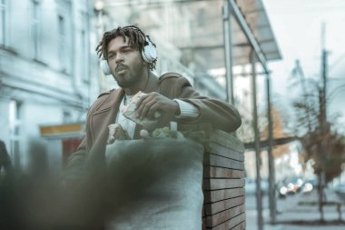 Sokakta yemek memnun esmer adam