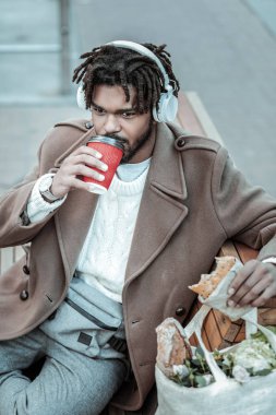 Sıcak kahve içme rahat Uluslararası delikanlı