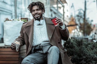 Esmer adam sokak gıda yeme pozitif memnun