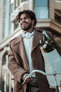 Neşeli sakallı erkek meşgul şehir manzarasının tadını