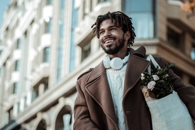 Neşeli genç adam şehir Mimarlık arıyorsunuz