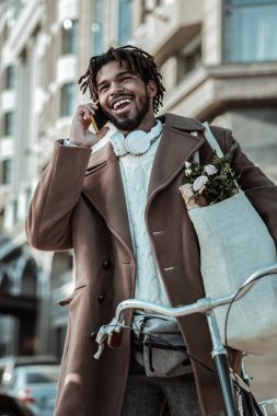 Neşeli koyu tenli adam hoş sohbet