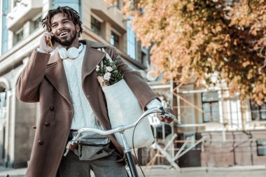 Tür esmer erkek kişi Bisiklet ayakta