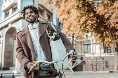 Neşeli sakallı adam yüzünde gülümseme tutmak