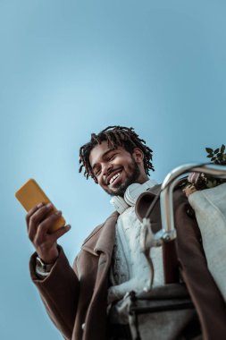 Memnun genç erkek kişi hoş yanıt okuma