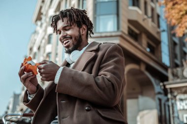 Mutlu genç adam pasta yiyip bitirecek