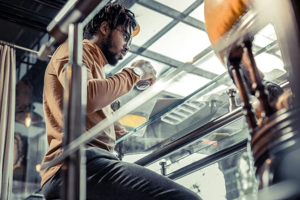 Концентрований брюнетка людина п'є гарячий шоколад в кафе — стокове фото