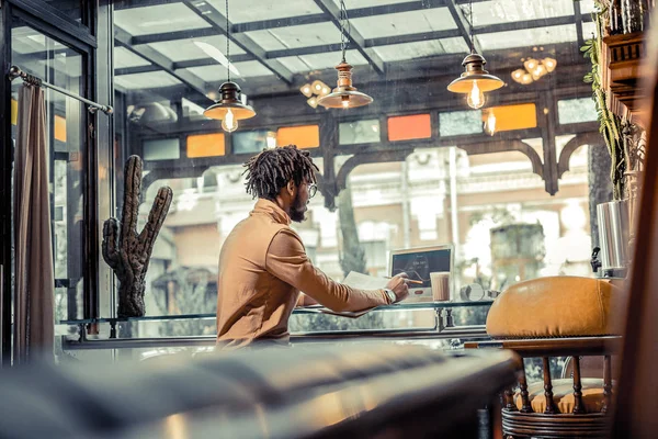 Geconcentreerd brunette man aan het werk op afstand op project — Stockfoto