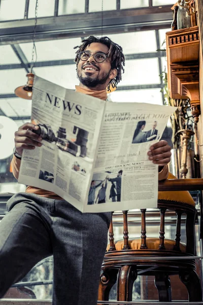 Kafede bir atmosfer zevk neşeli sakallı adam