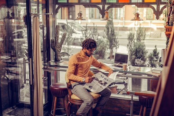 Attente brunette internationale freelancer na koffiepauze — Stockfoto