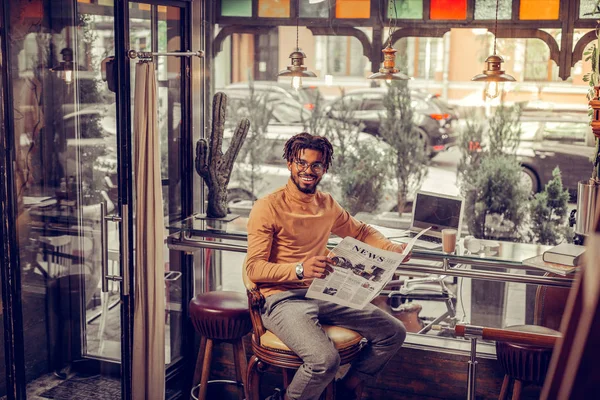 Bonito jovem olhando direto para a câmera — Fotografia de Stock