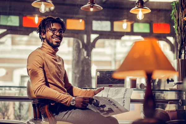 Olumlu memnun esmer adam duygularını gösteren