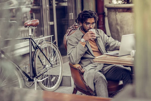 Attente man genieten van warme cacao in café — Stockfoto