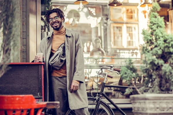 Jovem alegre pessoa masculina posando na câmera — Fotografia de Stock