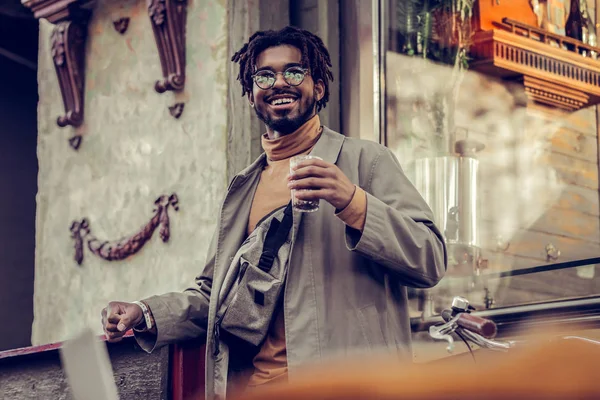 Agréable brune homme buvant du cacao dans le centre ville — Photo