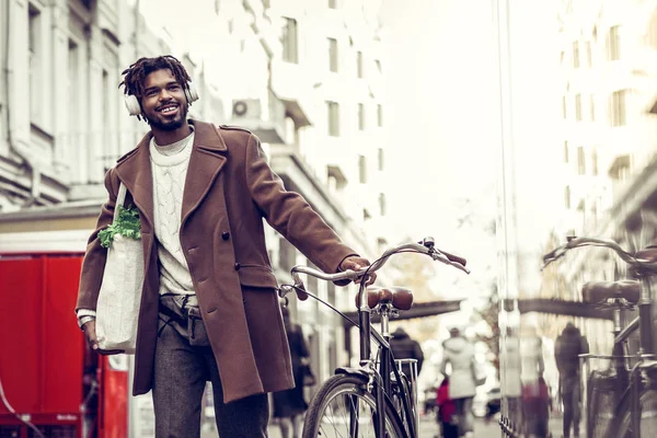 Jovem feliz indo para casa do mercado — Fotografia de Stock