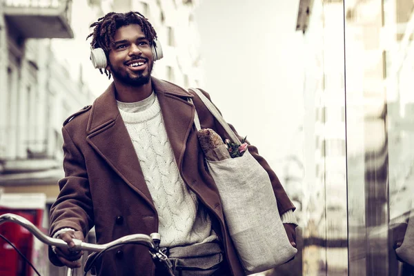 Positif ravi homme debout près de son vélo — Photo