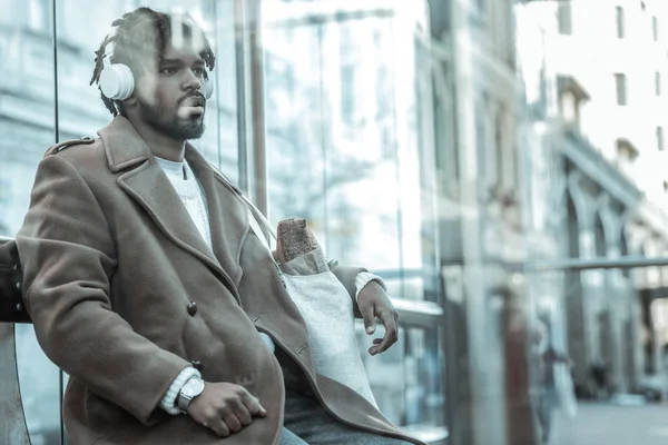 Hayal kırıklığına uğramış genç adam kulaklık müzik dinlemek