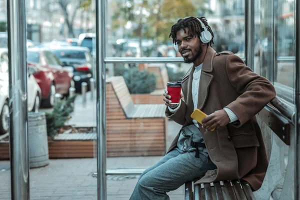 Genre jeune homme gardant le sourire sur son visage — Photo