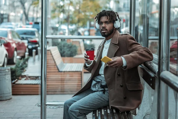 Özenli erkek kişi onun otobüs arıyorsunuz